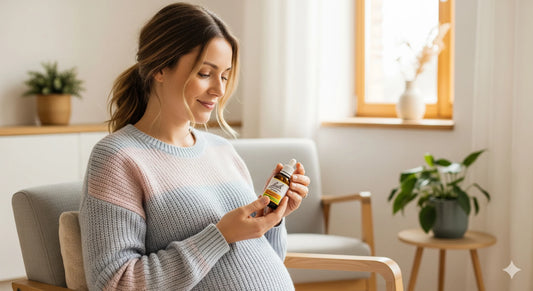 Femme enceinte souriante tenant un flacon de Fleurs de Bach dans un intérieur lumineux et apaisant.